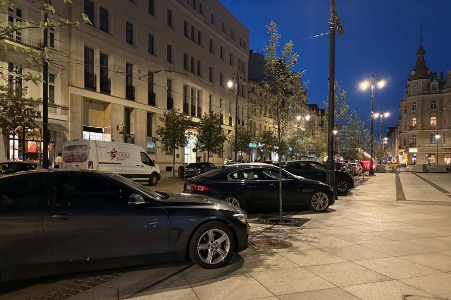 Nielegalne parkowanie na Placu Wolności. Miasto interweniuje