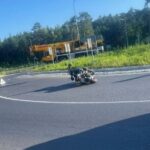 Policjanci jechali na służbę i natknęli się na wypadek na DK10. Ranny motocyklista zabrany do szpitala 30-07-2026_wypadek DK10 Pawłówek_KMP Bydgoszcz